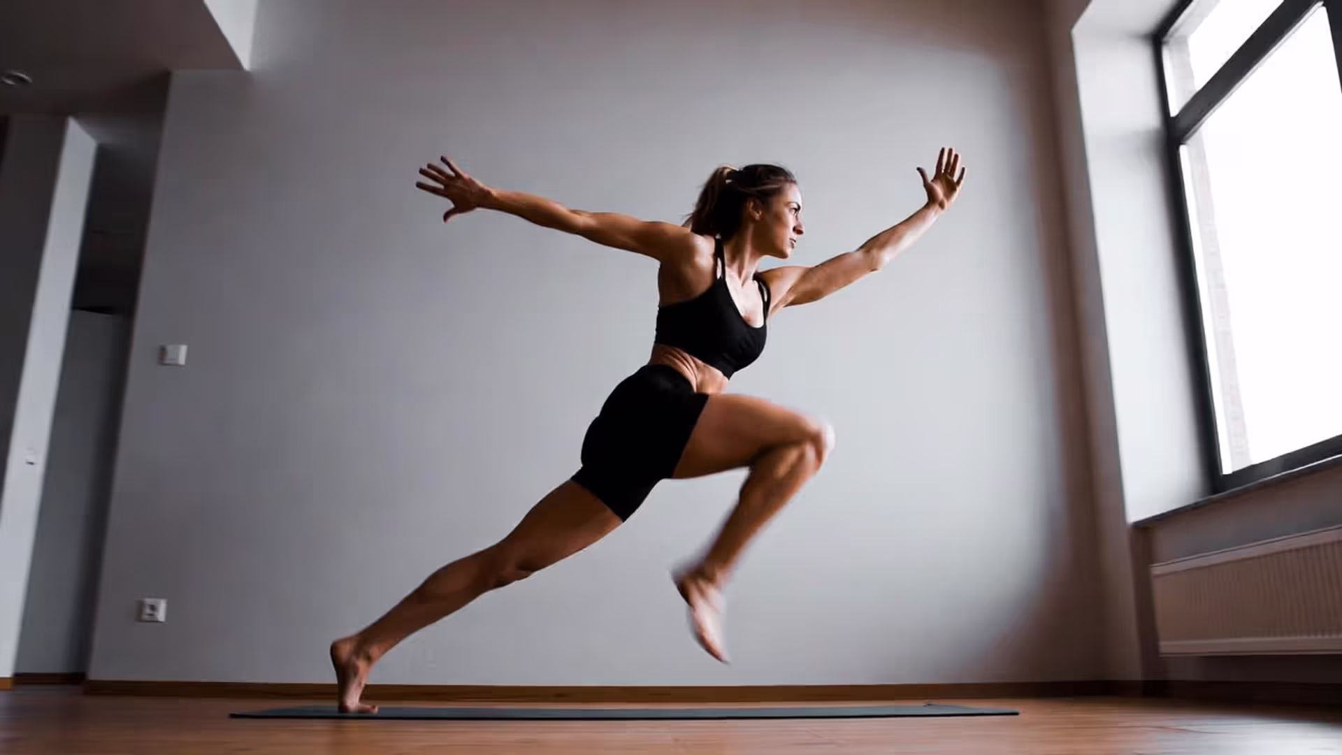 High-intensity flow combining strength and cardio.